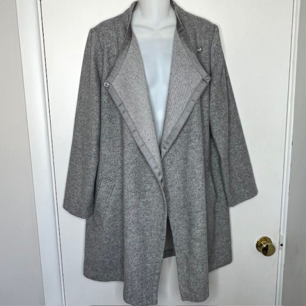 CHICO'S SIZE 1 8/10 GRAY LIGHTWEIGHT ASYMMETICAL SNAP FRONT WOOL BLEND JACKET